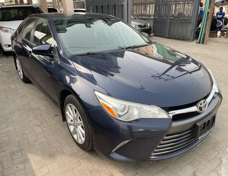 Thumbnail 3 of 2016 Toyota Camry XLE